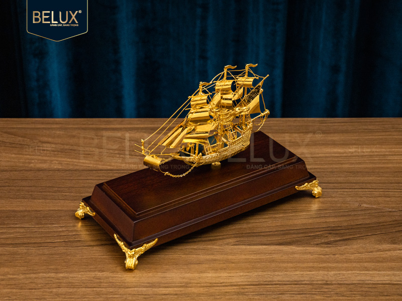 Mô hình thuyền buồm mạ vàng 24k  21×10,5x17cm M1